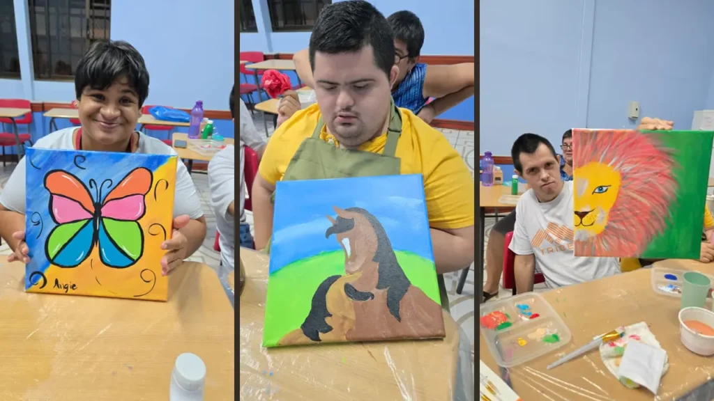 óvenes adultos de Club de Amigos participando con un instrumento musical y materiales de arte. Esparcimiento, música y desarrollo creativo."